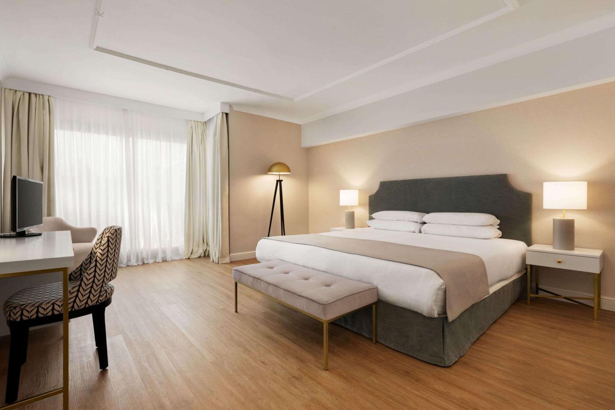 Executive Double Room Non-Smoking,1275254911:JPEG