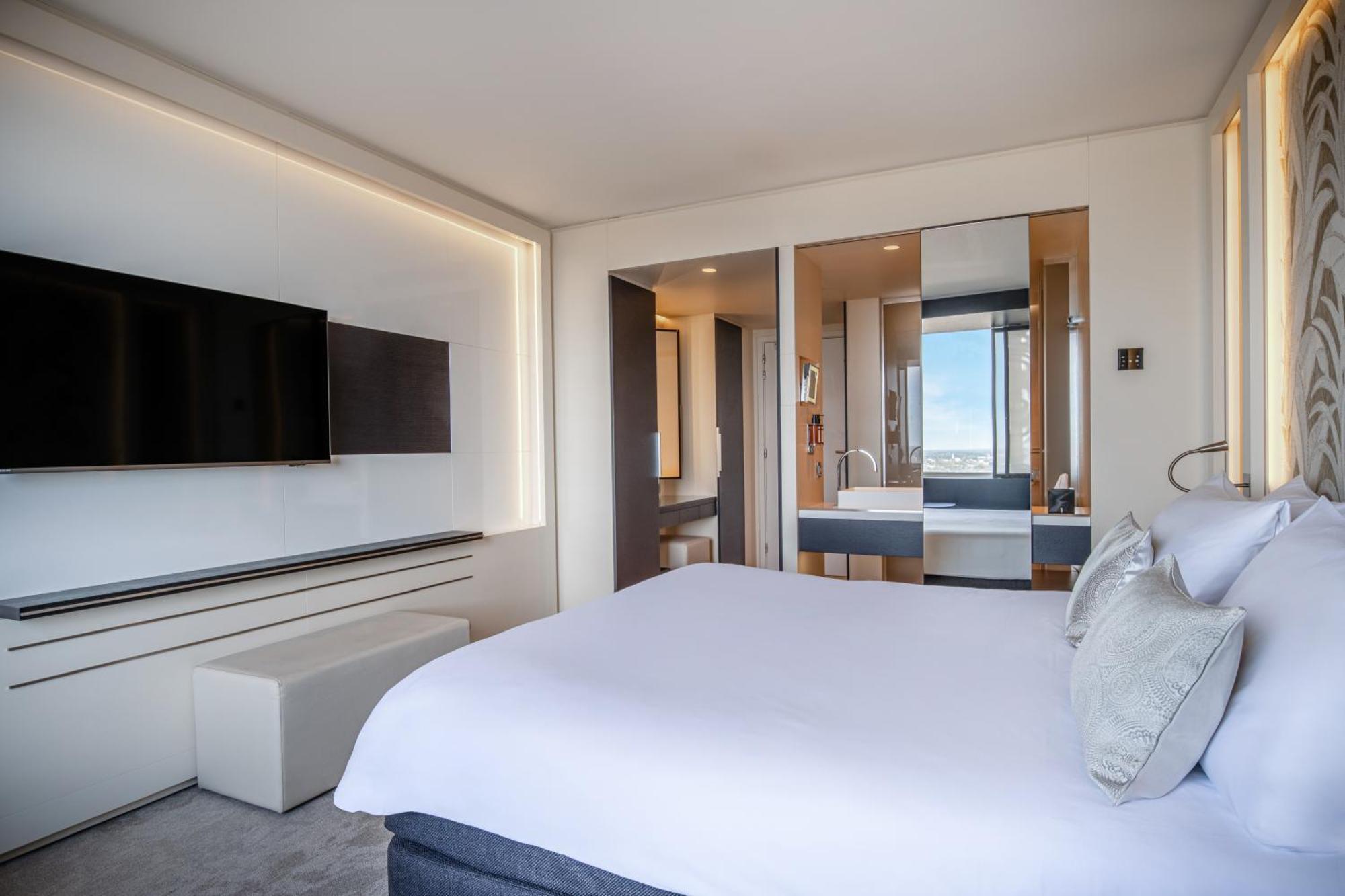 Deluxe Panorama Corner Room Lounge Access