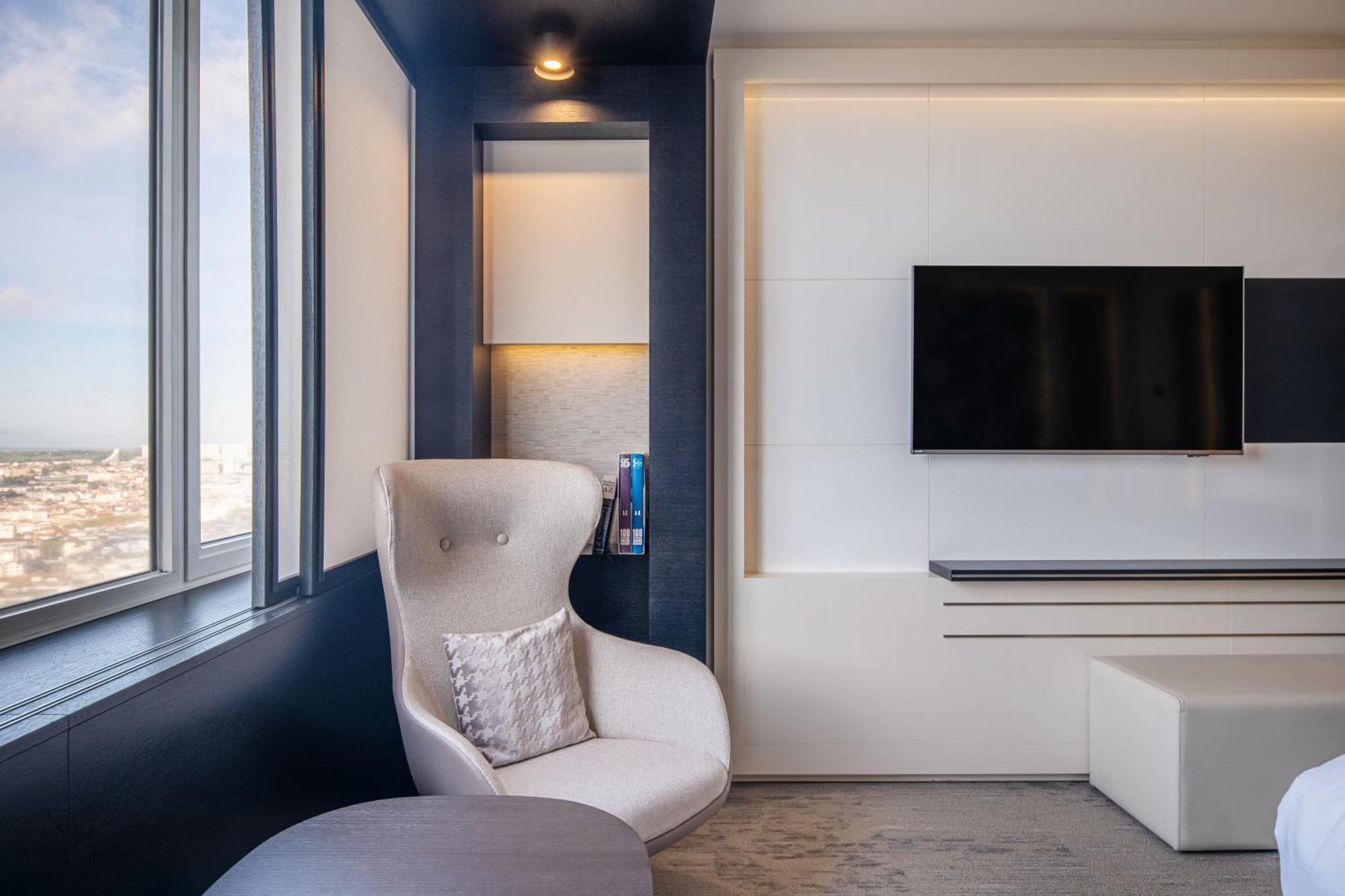 Deluxe Panorama Room Lounge Access