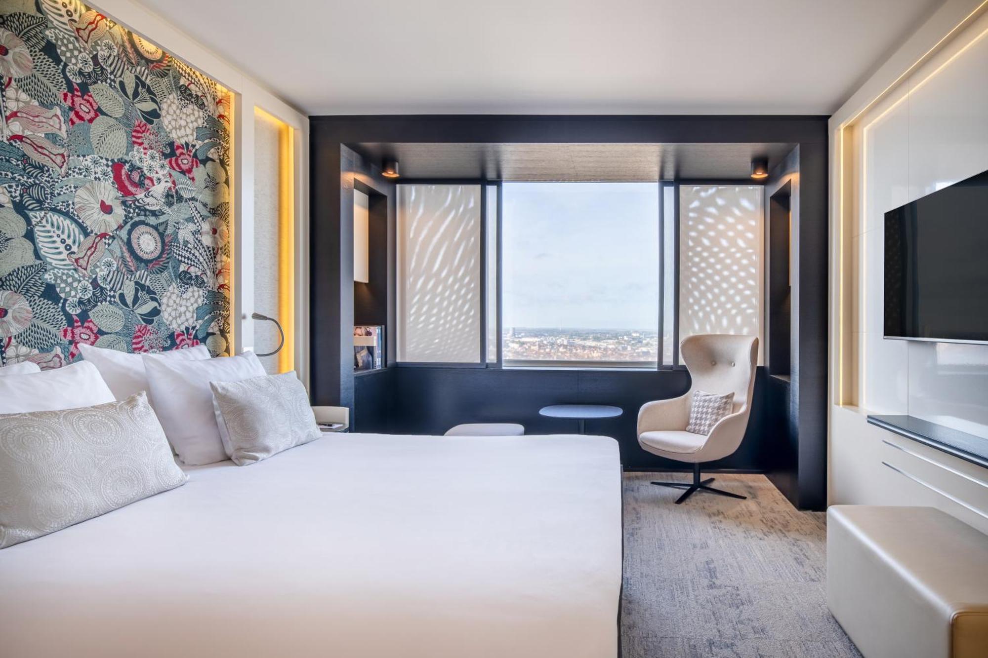 Deluxe Panorama Room Lounge Access