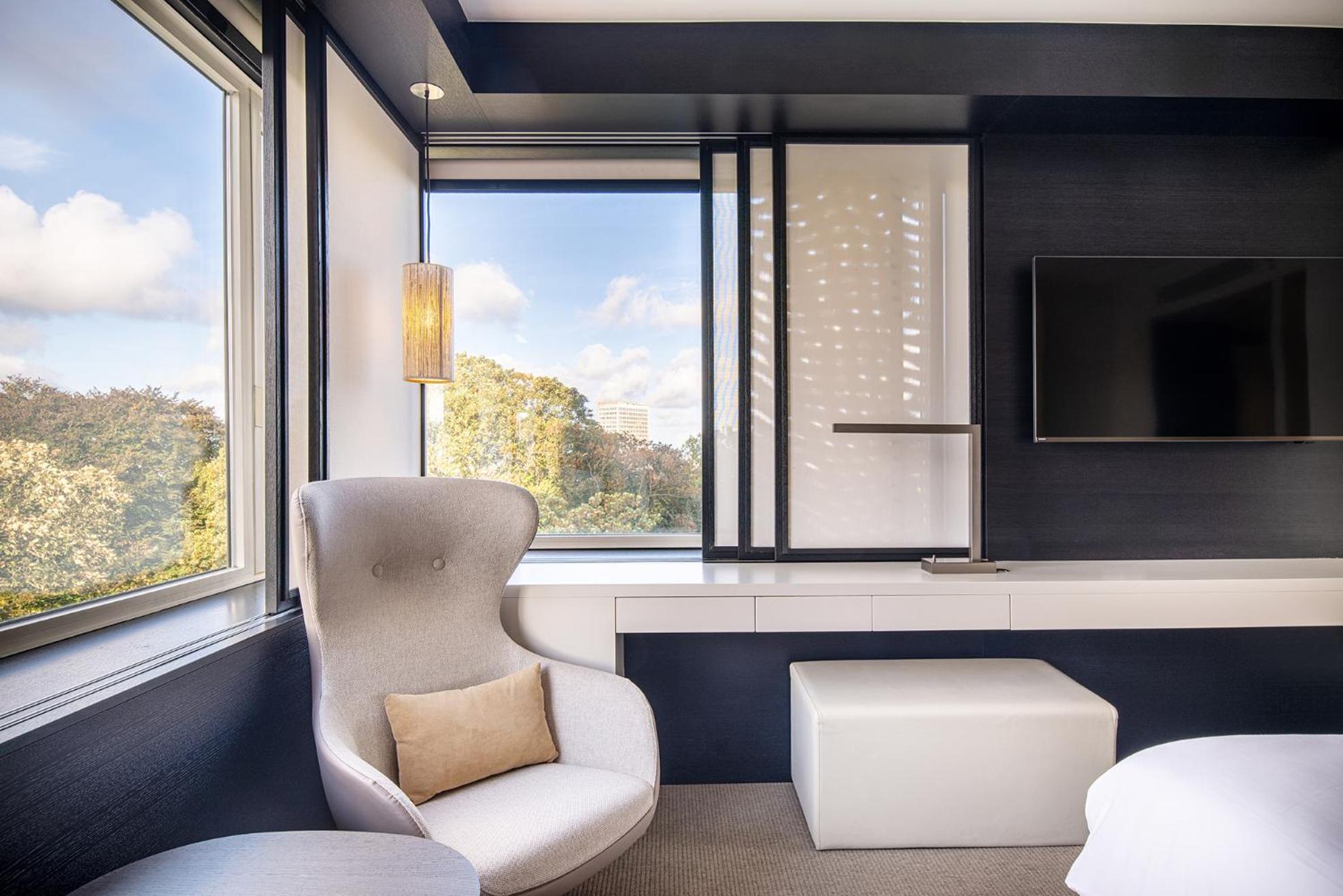 Deluxe Panorama Corner Room Lounge Access