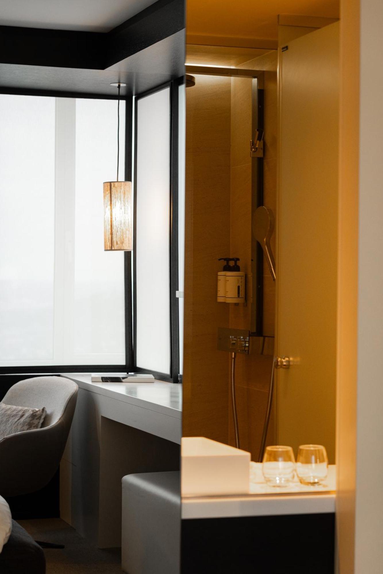 Deluxe Panorama Corner Room Lounge Access