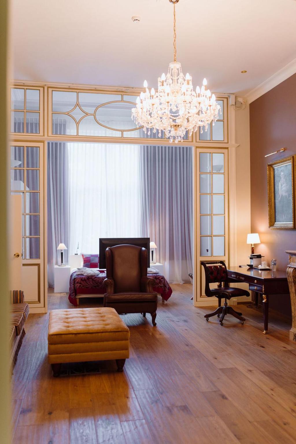 Deluxe Suite with King Bed and Whirlpool - Smoking